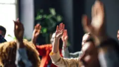 Pipo raise up dia hands