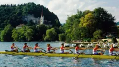 Matt Brittin em um barco de remo competitivo durante o Campeonato Mundial de Remo no Lago Bled, na Eslovênia.