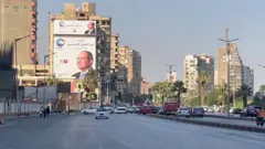 صور ولافتات دعائية في شوارع مصر