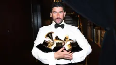 Bad bunny sostiene tres premios grammy