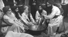 ਅੰਮ੍ਰਿਤ ਤਿਆਰ ਕਰਦੇ ਪੰਜ ਪਿਆਰੇ