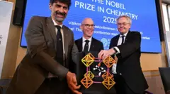 Članovi Nobelovog komiteta drže model metal-organskih umreženih struktura