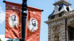 Torre do palácio 'Iolani com cartazes com fotos da família real do Havaí