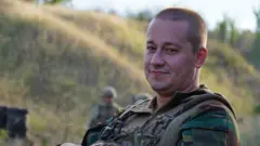 Фото українського бійця, який дивиться в камеру