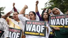 Beberapa kelompok Muslim menyebut usulan perubahan ini bermotif politik.
