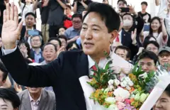 6·3 지방선거에서 당선된 오세훈 국민의힘 서울시장 후보가 4일 서울 종로구 선거사무소에서 꽃다발을 전달 받고 환호 하고 있다