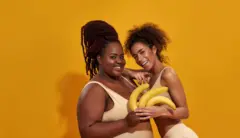 femmes qui tiennent des bananes