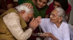 తల్లి హీరాబెన్‌తో  మోదీ