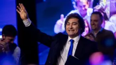 El presidente argentino, Javier Milei, saluda a sus simpatizantes tras las elecciones intermedias del 26 de octubre de 2025 en Buenos Aires, Argentina.