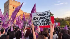 Kadınlar İkbal Uzuner ve Ayşenur Halil cinayetlerini protesto ediyor