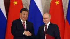 Presiden China Xi Jinping dan Presiden Rusia Vladimir Putin berjabat tangan saat upacara penandatanganan di Istana Grand Kremlin, pada 21 Maret 2023