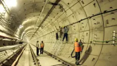 একটি রেল-সুড়ঙ্গে ছয় জন, প্রতীকী ছবি