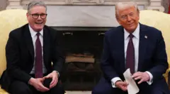 Кир Стармер и Дональд Трамп улыбаются, сидя в креслах у камина. Трамп держит в руках конверт