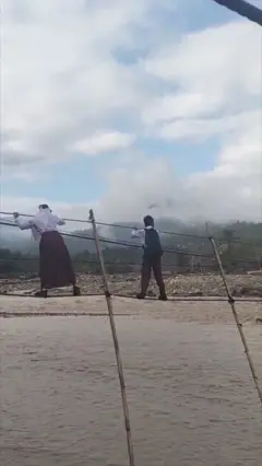 Jembatan putus, siswa di Aceh Tengah seberangi tali gantung demi ke sekolah