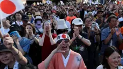 Para pendukung Partai Sanseito berkumpul di Tokyo menjelang pemilihan umum 21 Juli 2025.