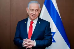 Benjamín Netanyahu, frente a una bandera de Israel.