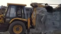 जहां स्कूल बनने वाला था, वहां किस वजह से चला बुलडोज़र?