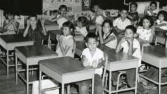 Inspección de manos en la Escuela Primaria Blackwell, la escuela segregada de Marfa, Texas, Estados Unidos.