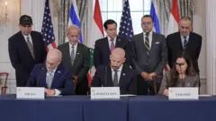 يتابع وزير الخارجية الأمريكي ماركو روبيو مراسم توقيع اتفاقية إطارية بين إسرائيل ولبنان، بحضور مستشار وزارة الخارجية دانيال هولر، وسفير إسرائيل لدى الولايات المتحدة يحيئيل ليتر، وسفيرة لبنان لدى الولايات المتحدة ندى حمادة، وذلك في مقر وزارة الخارجية الأمريكية بواشنطن العاصمة، في 26 يونيو/حزيران 2026. (رويترز/كين سيدينو).
