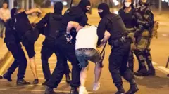 Силовики жестко задерживают протестующих на улице Минска