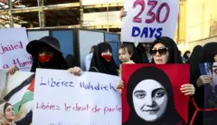 شماری روز گذشته مقابل سفارت فرانسه در تهران در حمایت از مهدیه اسفندیاری تجمع کرده بودند