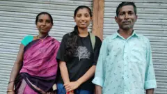 शारदा रवींद्र दुगुनलावार आणि तिचे आई-वडील