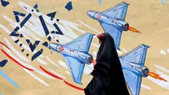 Drones aparecem destruindo uma Estrela de Davi enquanto uma mulher vestida de preto passa por um mural anti-Israel em Teerã.
