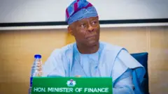 Minisita eto inawo, Wale Edun, wọ agbada olomi aro pẹlu fila to ba a mu