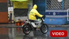 பிளிங்கிட் ஊழியர் மழையில் செல்லும் காட்சி 