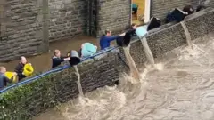 طوفان برت در ولز؛ با سطل در برابر وضعیت اضطراری