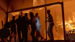 গত ১৮ই ডিসেম্বর রাতে ঢাকায় দৈনিক প্রথম আলো ও দ্য ডেইলি স্টার পত্রিকা কার্যালয়ে লুটপাটের পর ভাঙচুর চালিয়ে আগুন ধরিয়ে দেয় হামলাকারীরা