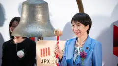 日本首相高市早苗在东京证券交易所举行的年度最后一个交易日结束仪式上准备敲钟。