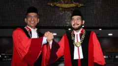 Ketua Mahkamah Konstitusi (MK) Anwar Usman (kanan) berjabat tangan dengan Wakil Ketua MK Sadil Isra seusai Sidang Pleno Khusus MK untuk Pengucapan Sumpah Ketua dan Wakil Ketua MK masa jabatan 2023-2028 di Gedung MK, Jakarta, Senin (20/3/2023)