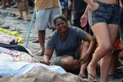 Mulher chora ao lado de corpo no Rio de Janeiro