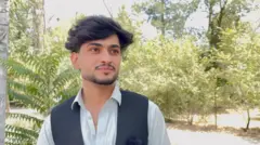 سلیمان محمدی، ۲۰ ساله، نگران دو خواهرش است که نتوانسته پس ازکلاس یازدهم به تحصیل‌شان ادامه دهند 