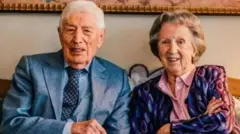 دونوں میاں بیوی کی عمر 93 سال تھی جب 5 فروری کو دونوں 'ایک ساتھ اور ہاتھوں میں ہاتھ" تھامے وفات پائے