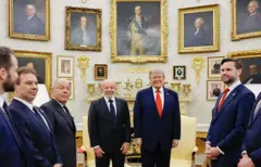 Lula e Trump sorriem para foto na Casa Branca cercados por suas respectivas comitivas