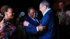 Ku kibuga cy'indege cya Oyo, Lavrov yakiriwe na minisitiri w'ububanyi n'amahanga Jean-Claude Gakosso
