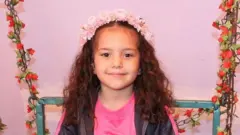 Foto de Hind Rajab con flores en el pelo