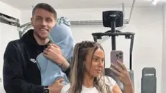 Holly Hagan-Blyth, seu marido Jacob e seu bebê Alpha-Jax na academia