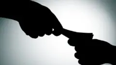 Ishusho y'umuntu urimwo gutanga n'uwurimwo kwakira ruswa