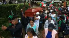 Mutane dauke da akwatin gawa