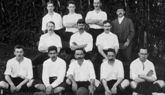 Time de futebol do Atlético São Paulo, 1904. Charles Miller está no meio da primeira fila com a bola.