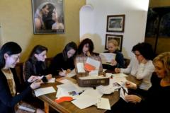 Varias chicas con las cartas