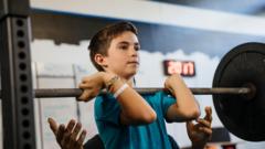 "Tengo pacientes de tan solo 10 años preocupados por sus músculos": por qué cada vez más niños y jóvenes se obsesionan con ganar masa muscular