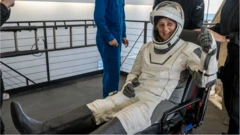 Umu 'astronaut' Suni Williams arimo gufashwa kuva mu cyogajuru SpaceX Dragon ari mu bwato MEGAN bwo kumukura muri SpaceX