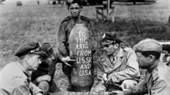 Aviadores dos EUA e da URSS preparam uma mensagem conjunta com os dizeres "para o eixo da URSS e dos EUA" para o inimigo nazista em uma base aérea na Rússia usada por aeronaves americanas. Aeronaves americanas utilizaram bases na Rússia em 1944, quando Fortalezas Voadoras e aviões de caça decolaram de uma base na Itália, bombardearam alvos alemães em Bucareste e seguiram para novos aeródromos na Rússia, preparados para recebê-los.