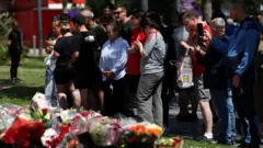 Torcedores se reúnem na frente do estádio do Liverpool para prestar homenagens a Diogo Jota