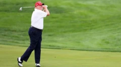 Трамп играет в гольф