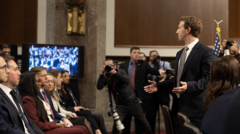 O CEO da Meta, Mark Zuckerberg, dirige-se às famílias presentes durante uma audiência do Comitê Judiciário do Senado sobre a proteção de crianças contra a exploração sexual online no Dirksen Senate Office Building em Washington, DC, EUA, 31 de janeiro de 2024